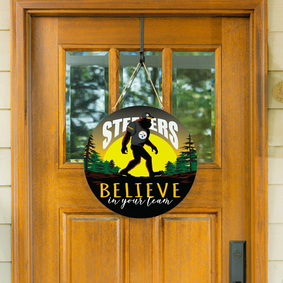 Team Sports America Exclusive - Pittsburgh Steelers Bigfoot Round Door Décor with Hanging Rope, 18x18