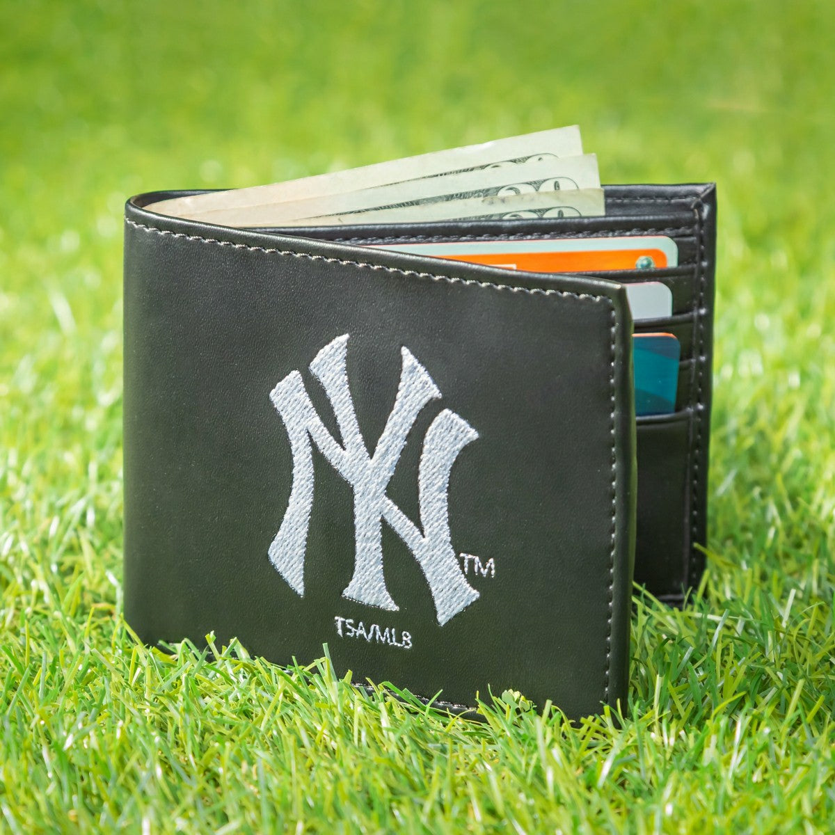 Team Sports America Value - New York Yankees Black Bi-Fold Embroidered Wallet w/ RFID Blocking