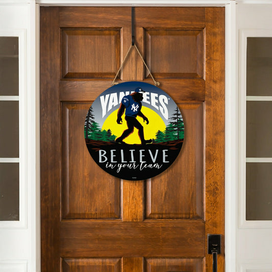 Team Sports America Classic - New York Yankees Bigfoot Round Door Décor with Hanging Rope, 18x18