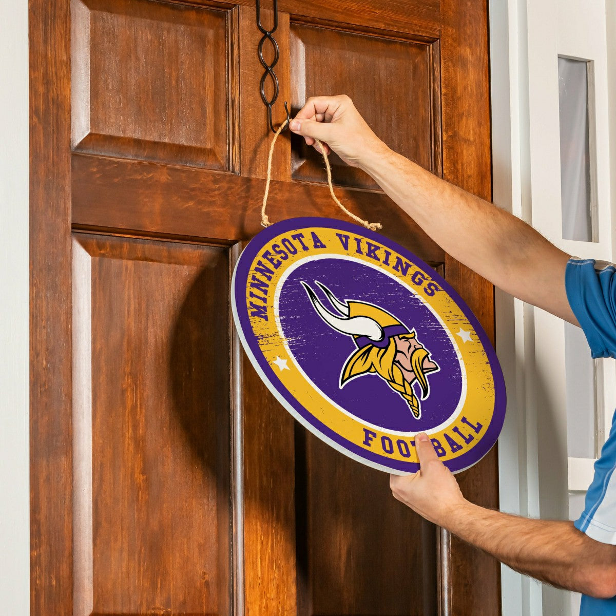 Team Sports America Everyday - Minnesota Vikings Round Door Décor with Hanging Rope, 18x18
